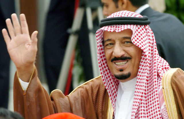 RAJA SALMAN. Foto pada tanggal 21 Mei 2014 ketika Pangeran Salman bin Abdulaziz Al-Saud masih menjabat sebagai Gubernur Riyadh, melambaikan tangan ketika tiba di Bandara Barajas, Madrid, Spanyol. Foto oleh Jose Huesca/EPA