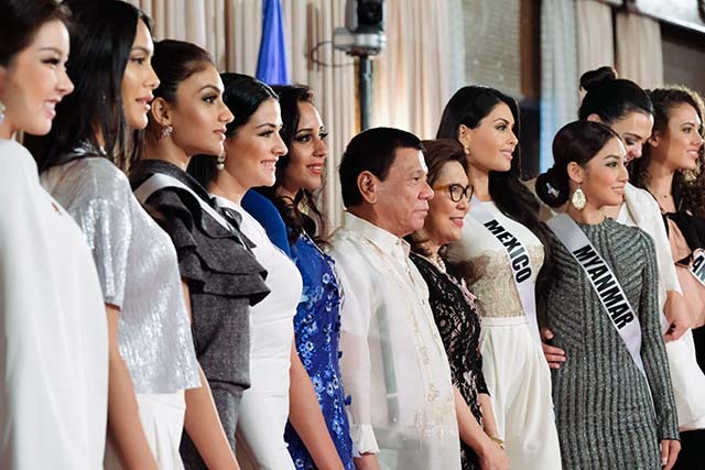 QUEENS MEET THE PRESIDENT. The Miss Universe 2016 candidates meet President Rodrigo Duterte. Photo from EDP Malacanang