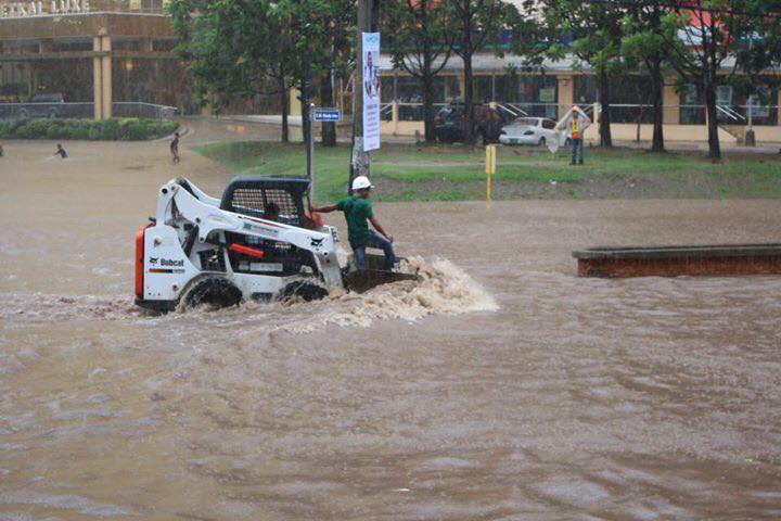 CAGAYAN DE ORO FLOODING. Heavy rains flood a street in Cagayan de Oro City on January 28, 2017, making travel difficult for motorists. Photo by Rhoel Chaves Conde/CDO City LGU