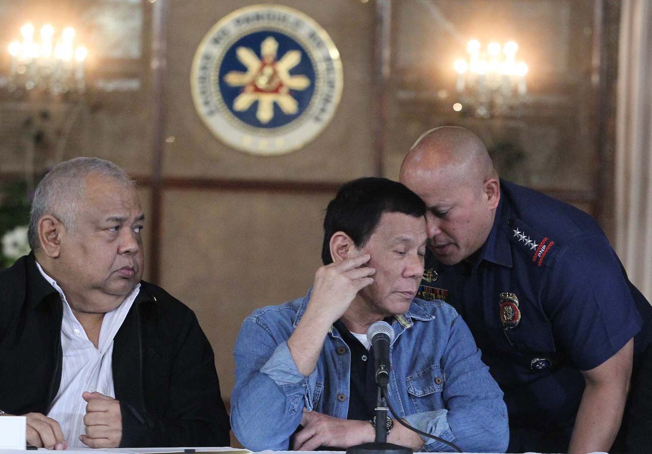 DUMLAO IN CUSTODY. PNP chief Ronald dela Rosa informs President Rodrigo Duterte that Superintendent Rafael Dumlao is back in police custody, during a press conference at the Malacañang Palace on January 29, 2017. Photo by Ace Morandante/Presidential Photo 