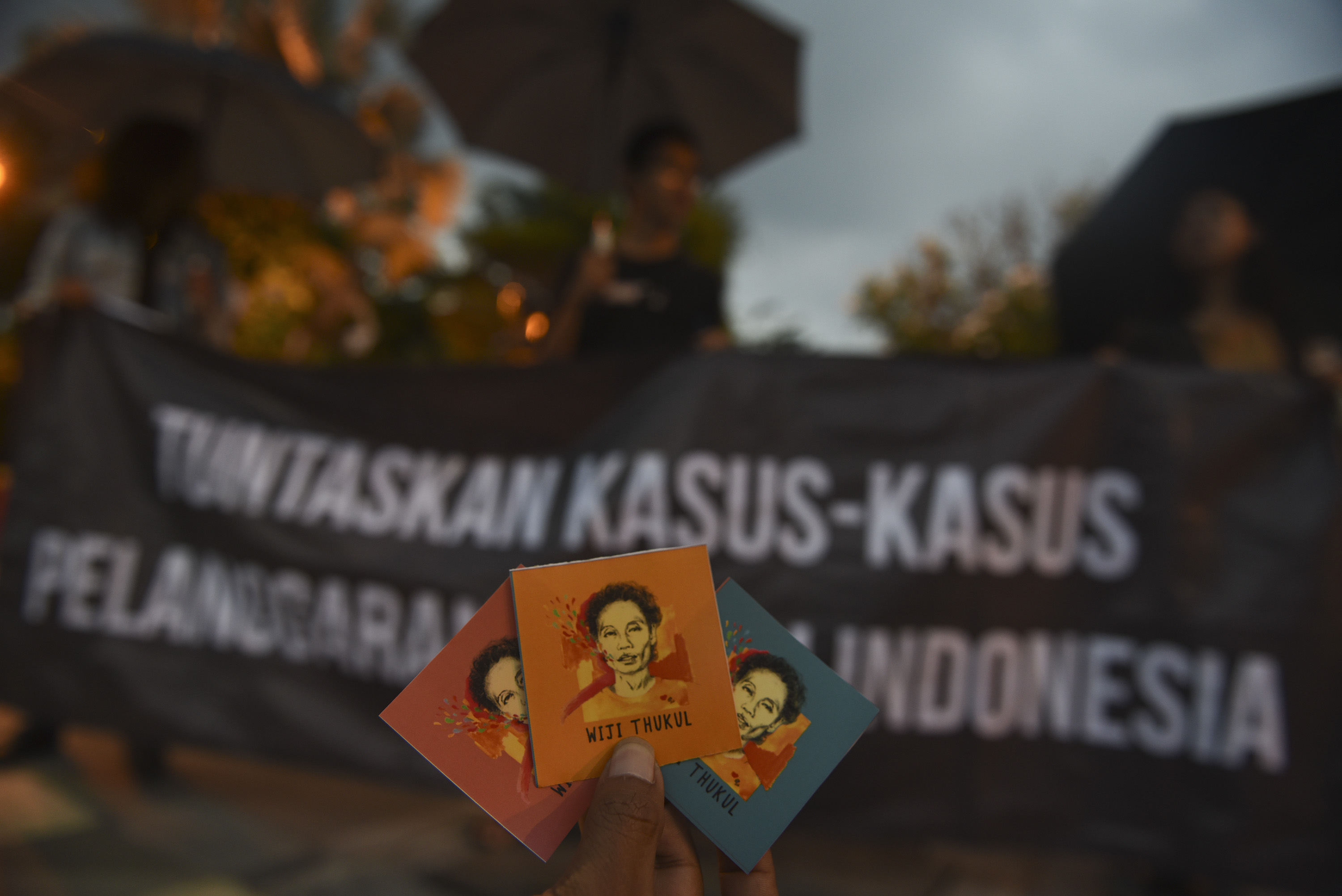 Demonstran menunjukan stiker Wiji Thukul saat gelar Aksi Kamisan di Surabaya, Jawa Timur, pada 19 Januari 2017. Foto oleh Zabur Karuru/Antara 
